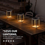 Lanterne a energia solare su un tavolo di legno in un ambiente poco illuminato.