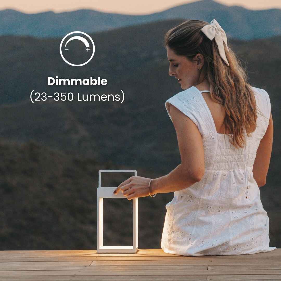 Donna che utilizza una fonte di luce regolabile con le montagne sullo sfondo