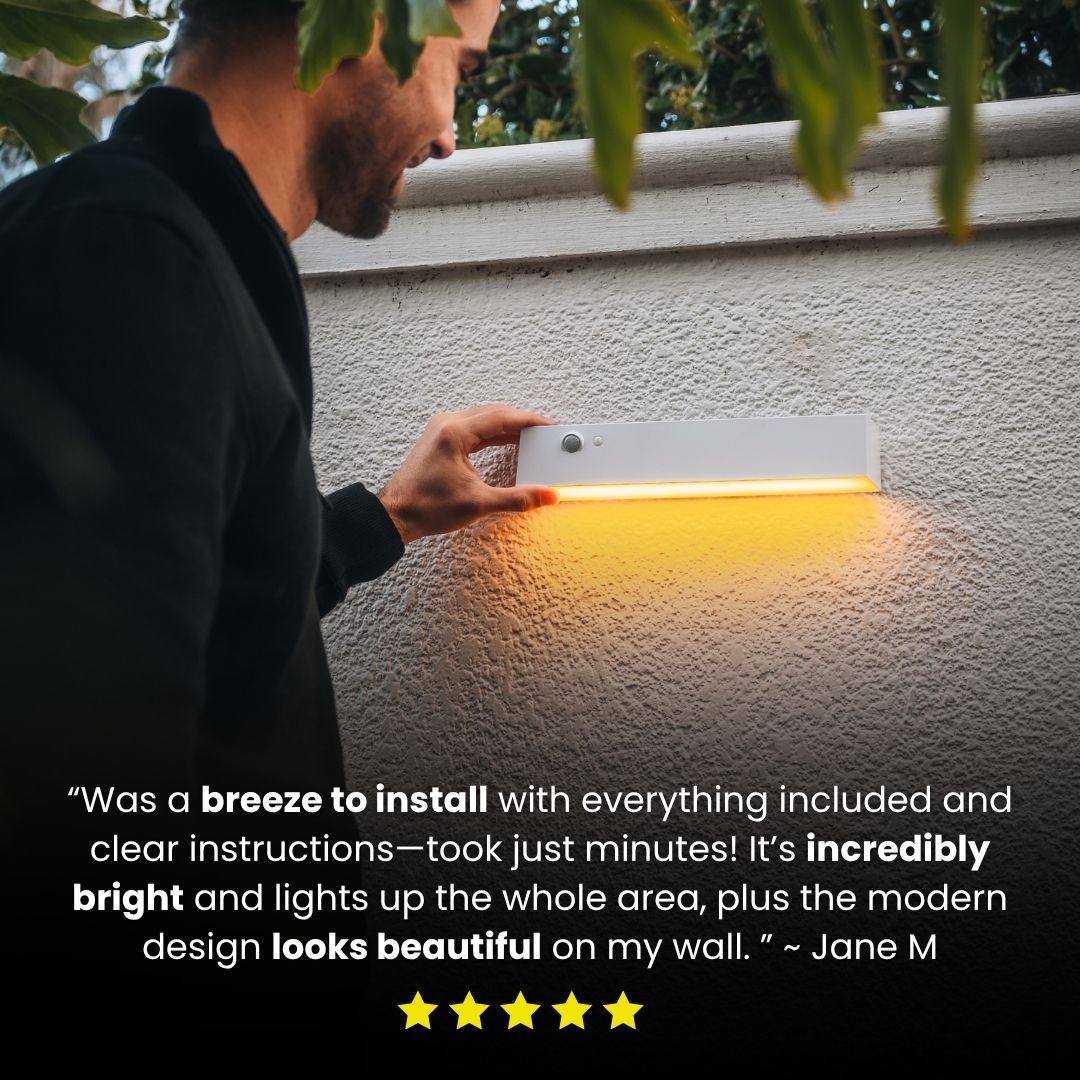Una persona che installa una lampada a parete su una parete ruvida, con una didascalia che riporta una valutazione a cinque stelle.