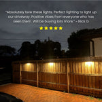 Recinzione in legno con luci esterne di notte, testo di recensione positiva in sovrimpressione