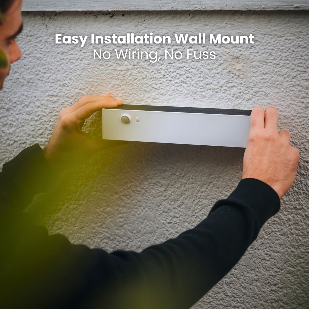 Una persona che installa un'applique su una parete ruvida con la scritta "Installazione facile: montaggio a parete, senza cavi, senza complicazioni".
